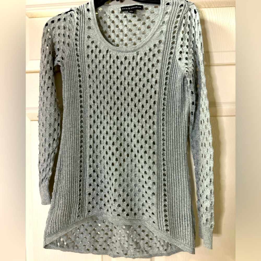 EUC Rock &‎ Republic Women's Distressed Metallic Silver Long Sleeves Top Size S